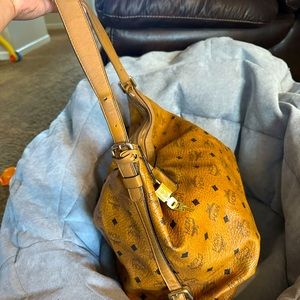 Mcm shoulder bag in very good condition little dirty inside lining can be wash